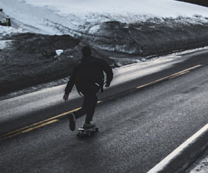 człowiek na mountainboardzie